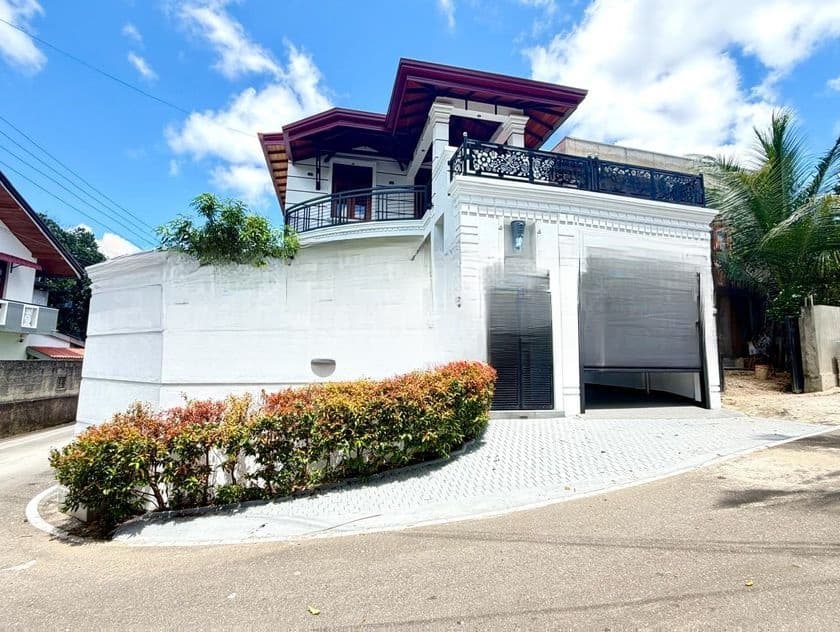 Luxury Modern 3-Storey House for Sale – Arawwala, Pannipitiya