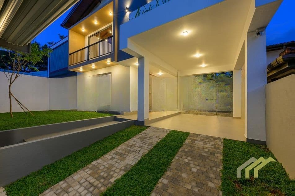 අලංකාර අති සුඛෝපභෝගී සුවිසල් දෙමහල් නිවස විකිණීමට Piliyandala
