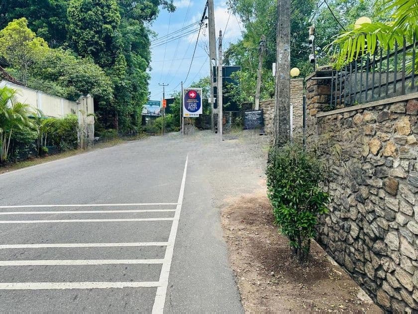 අතුරුගිරිය නගරයට සමීපව වටිනා ඉඩම්