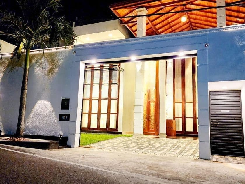 Brand New Super Luxury House For Sale In Piliyandala Madapatha Road.