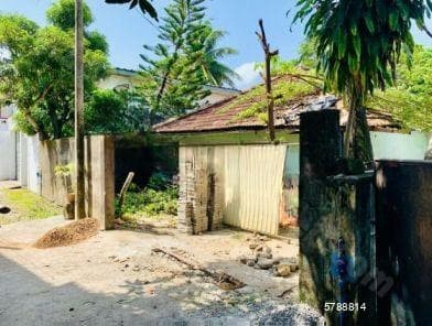 Land with Old House for Sale in Polhengoda Gardens, Colombo 5