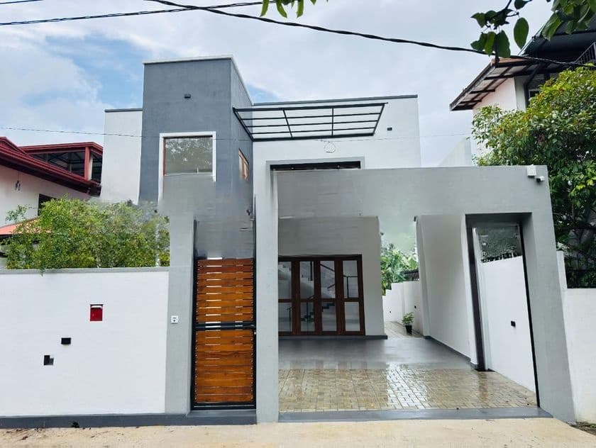 Solid Centre House for sale Piliyandala