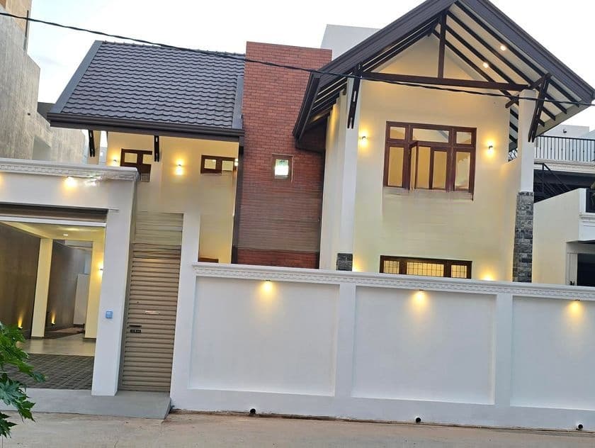 පදින්ච් නොවුණු සුඛෝපභෝගී අංගසම්පූර්ණ දෙමහල් නිවස විකිණීමට මීගමුව