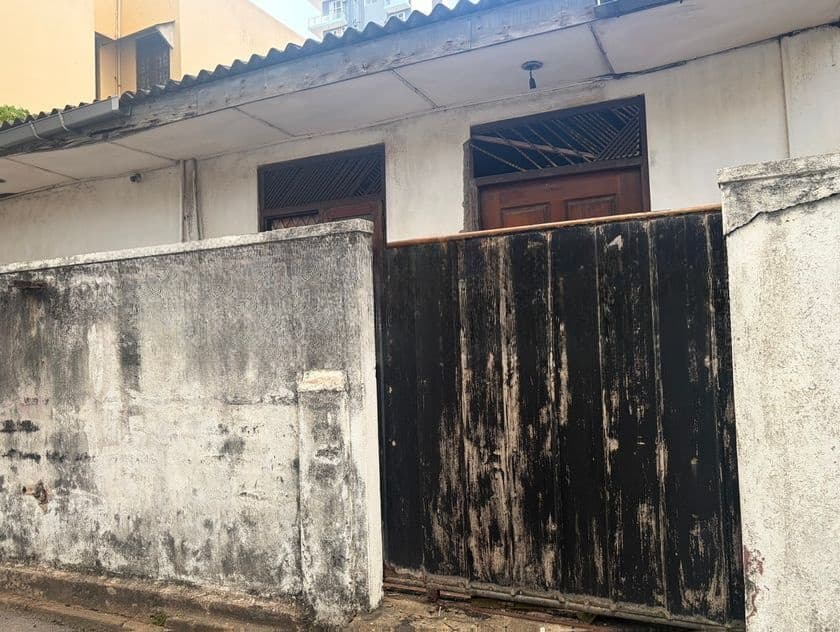 8 Perches Land with Old House for Sale - Colombo 06