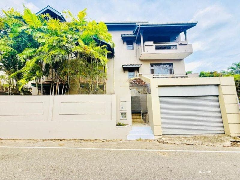 Battaramulla Spacious 3-Storey House for Rent