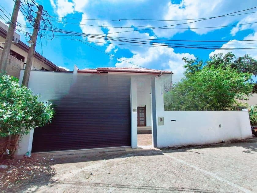 Solid House Refurbished in Pelawatta Kumaragewatta - Battaramulla