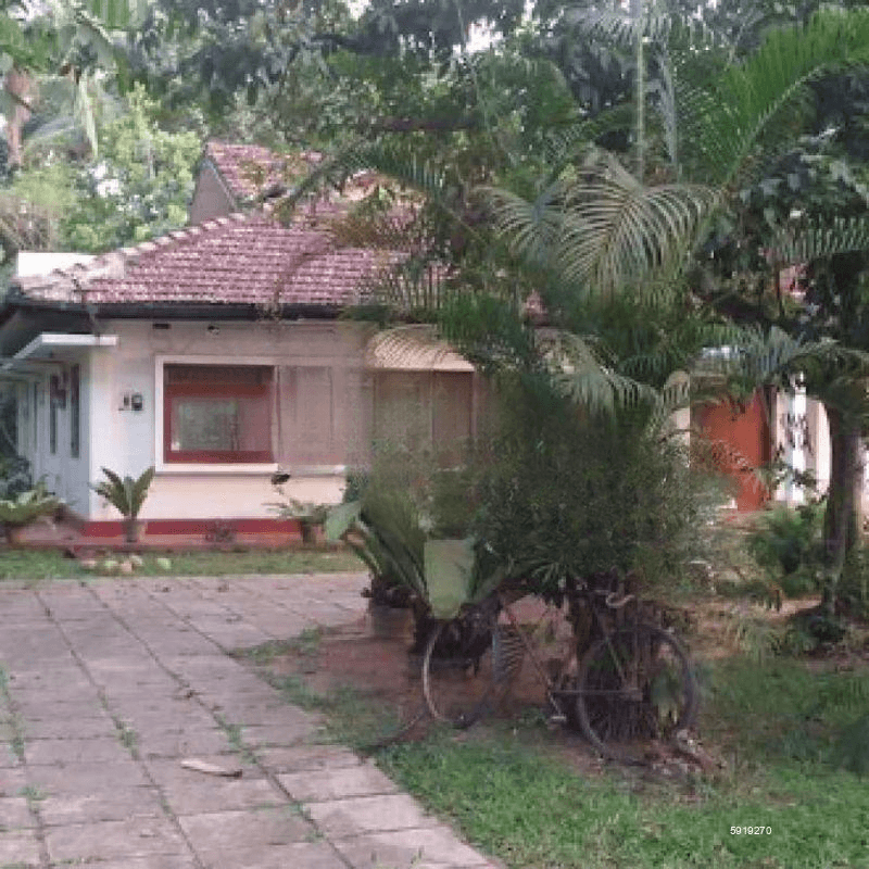 A well-located 2-bedroom house in a highly convenient area.