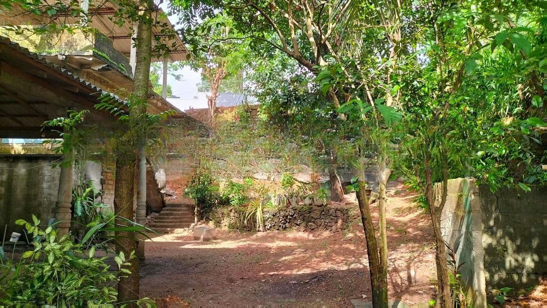 Land for Sale with 3-Storey House Structure – Kalapaluwawa, Rajagiriya
