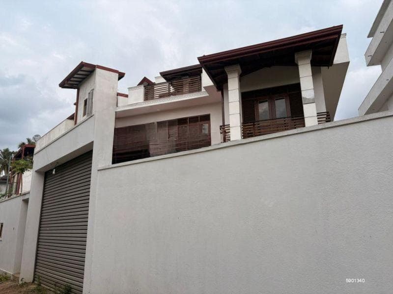 Piliyandala Koskanatta Road 06 Bed Room House on 12.5 Perches of Land for Sale