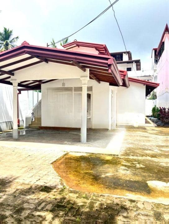 Versatile Two-Unit House for Sale in Boralesgamuwa – Ideal for Living & Rental Income