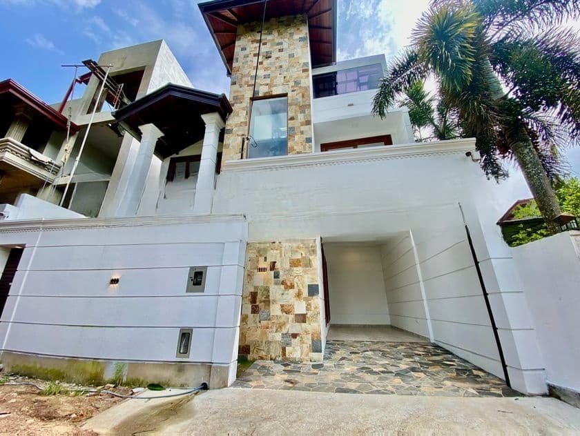 HAS204 * Super Valuable Luxury House for Sale in Piliyandala