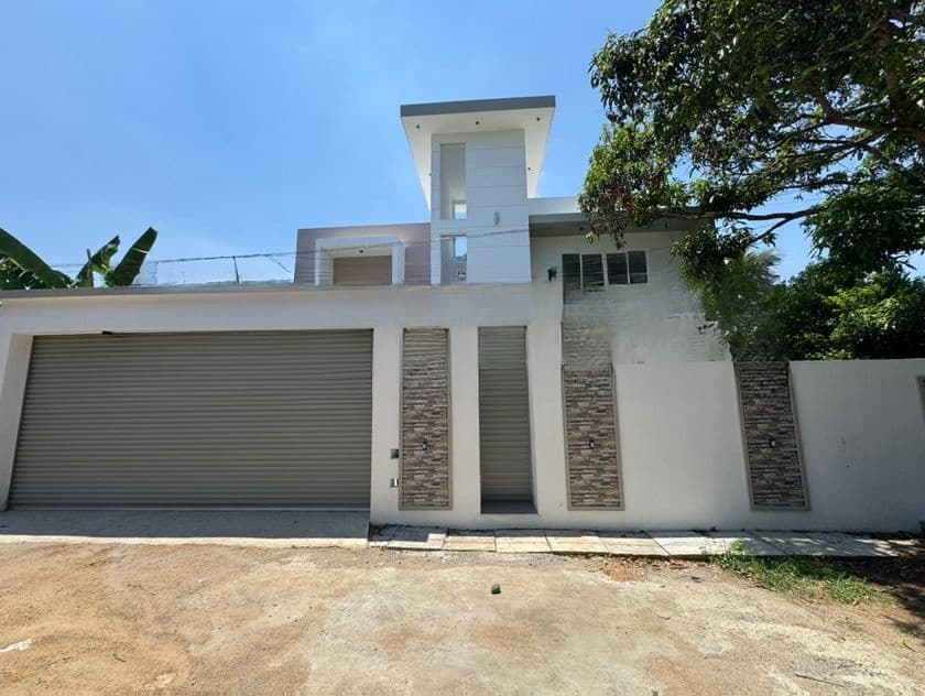 Near HNB Luxury Brand New House for Sale Piliyandala