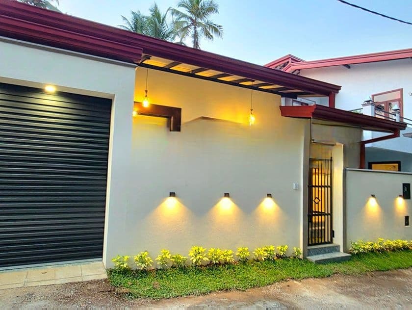 Solid Brand New Mordern House in Diyagama