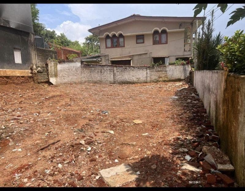Mount Lavinia, Vihara Road 13 Perches of Land with an Old House for Sale