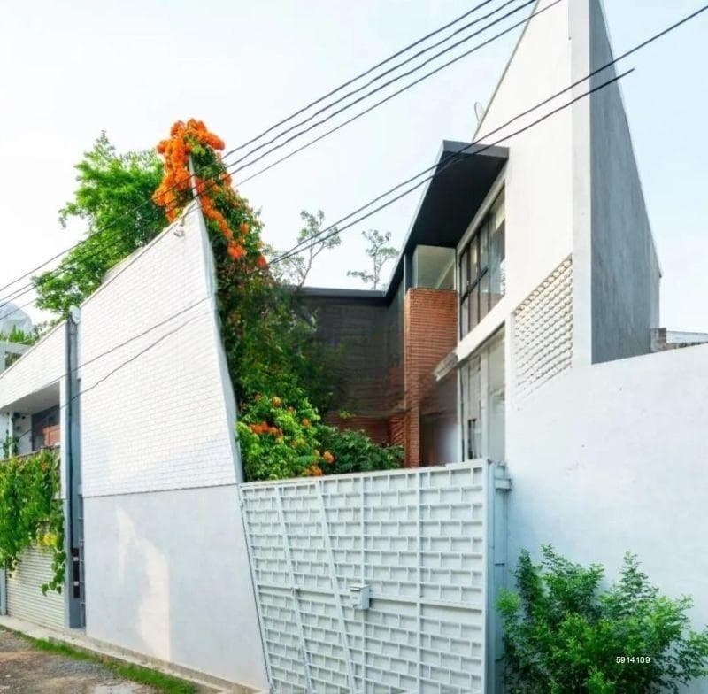 4 Bedroom Three Storied House for Sale - Rajagiriya, Park Road Near Rajagiriya Flyover | LKR 160 Million (EM755)