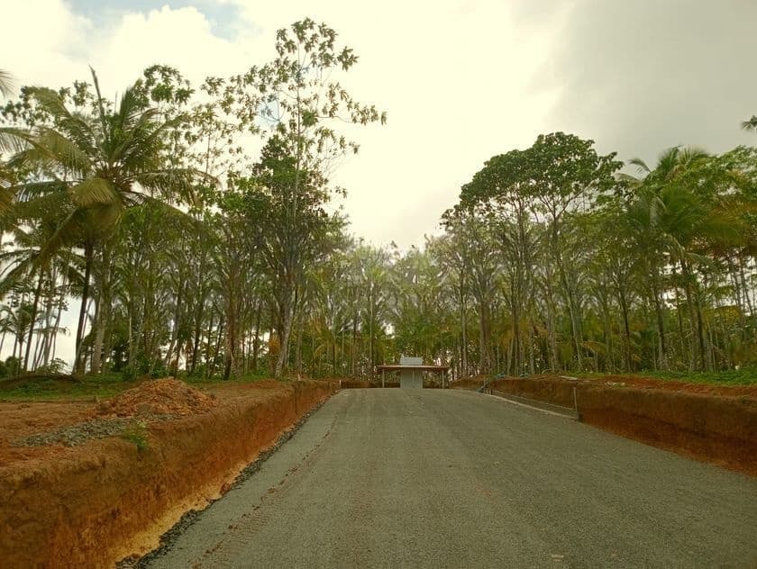 Land අහංගම සංචාරක කලාපයට ආසන්නව