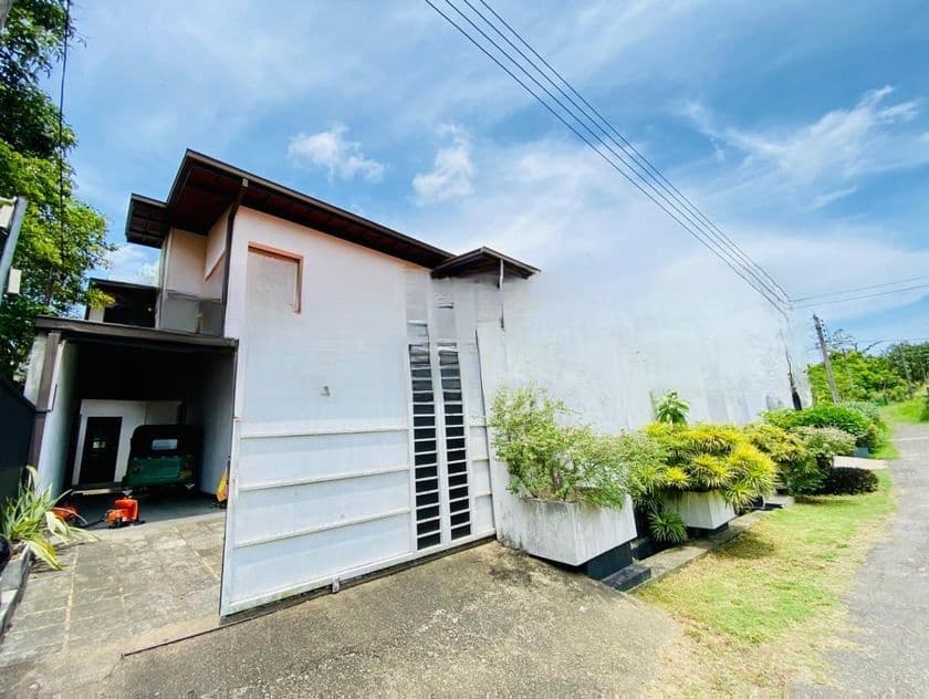 අතුරුගිරියෙන් පර්චස් 12ක ඉදිකළ සුපිරි දෙමහල් නිවසක්