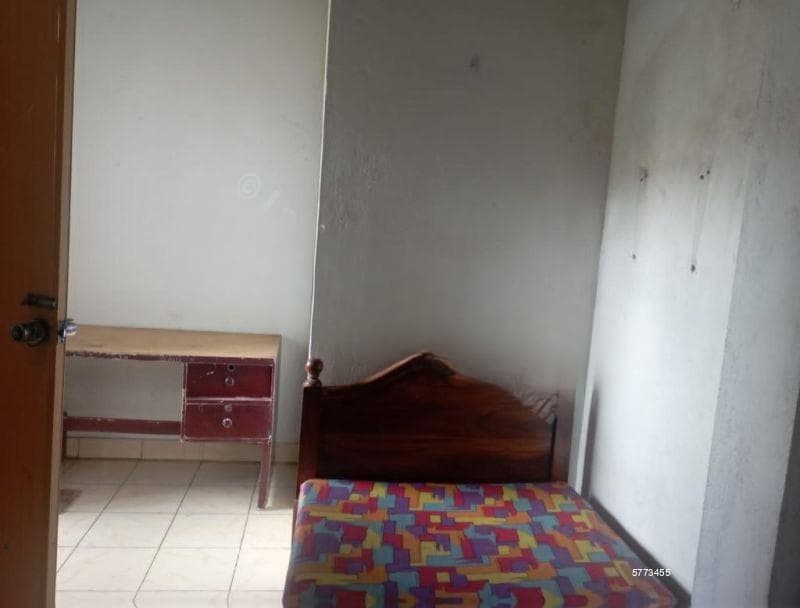 A comfortable single room available for girls only in a safe and quiet neighborhood.