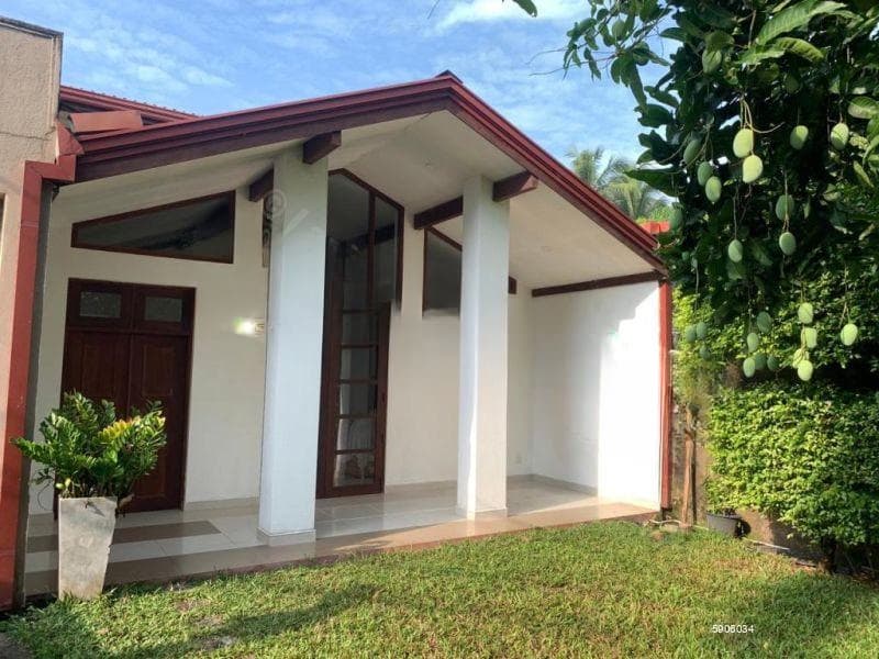 Thalawathugoda Hokandara Road 05 Bedroom House on 15 Perches of Land for Sale
