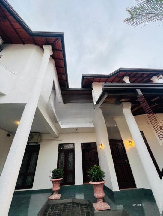 Fully Furnished Luxury 4 Bedroom House for Rent – Pitakotte | LKR 420,000 / Month (EM036SR)