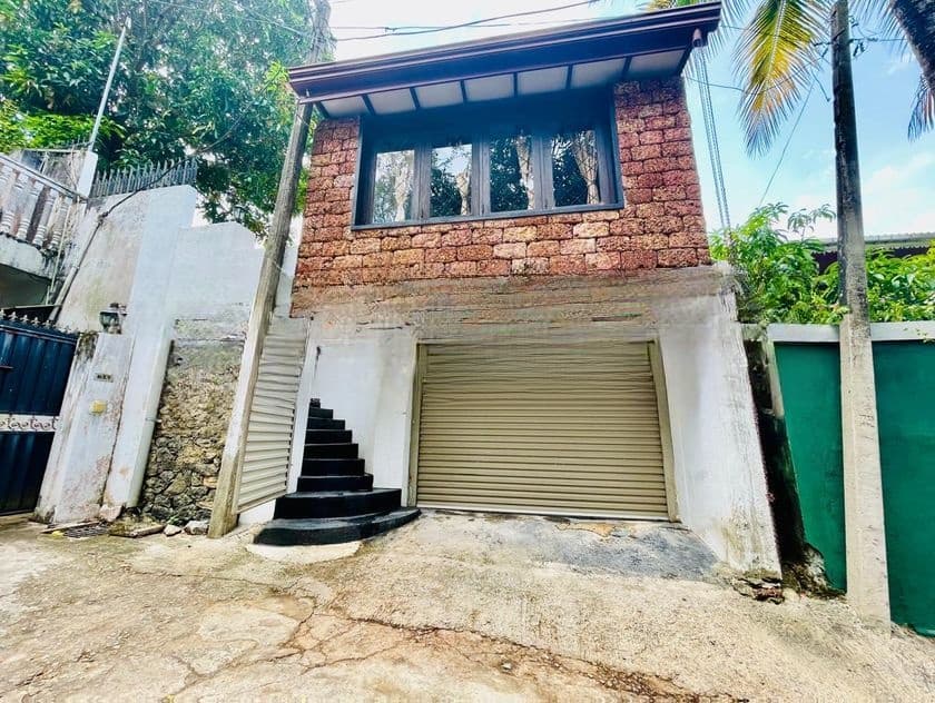Modern 4BR Family Home with Gardens Garage – Rajagiriya