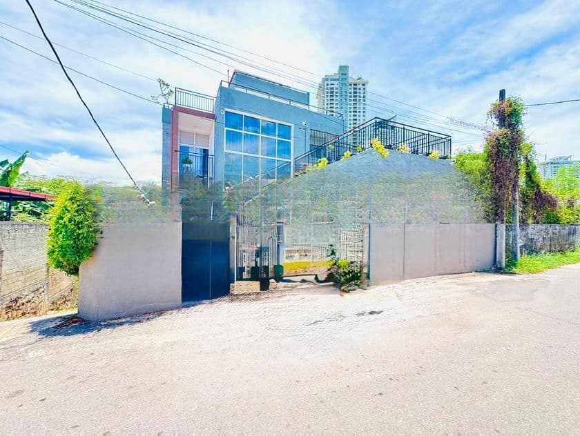 5-Bedroom Luxury House for Sale Near Parliament Road