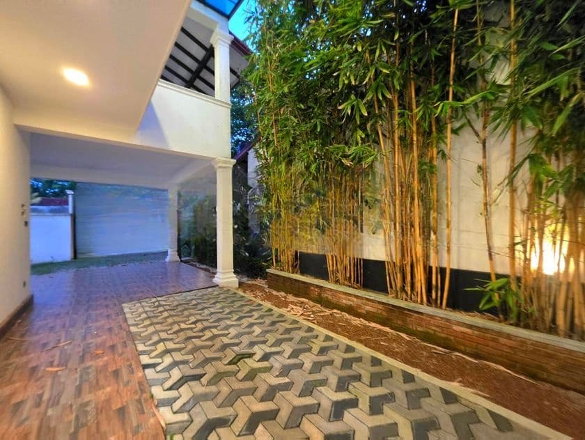 15 Perches / Bricks Walls 3 Storied House For Sale - Kasbawa