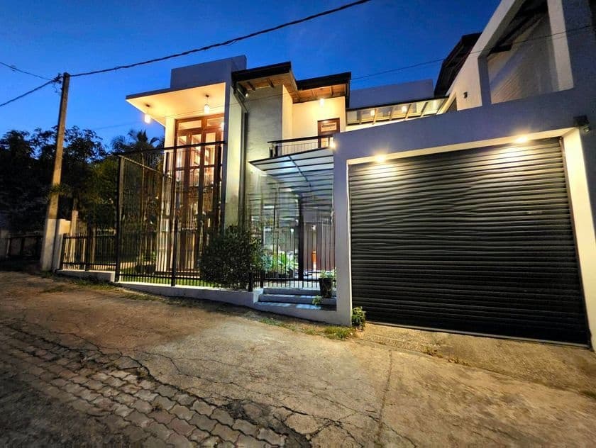 13 Perches - Bricks Walls Luxury House For Sale Mattegoda