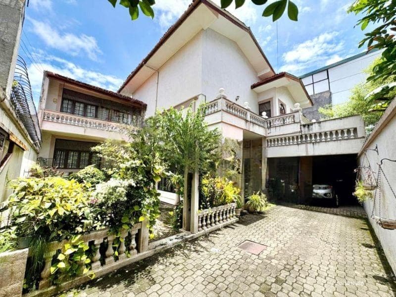 Geoffrey Bawa Style Modern Luxury House For Sale In Colombo 04.