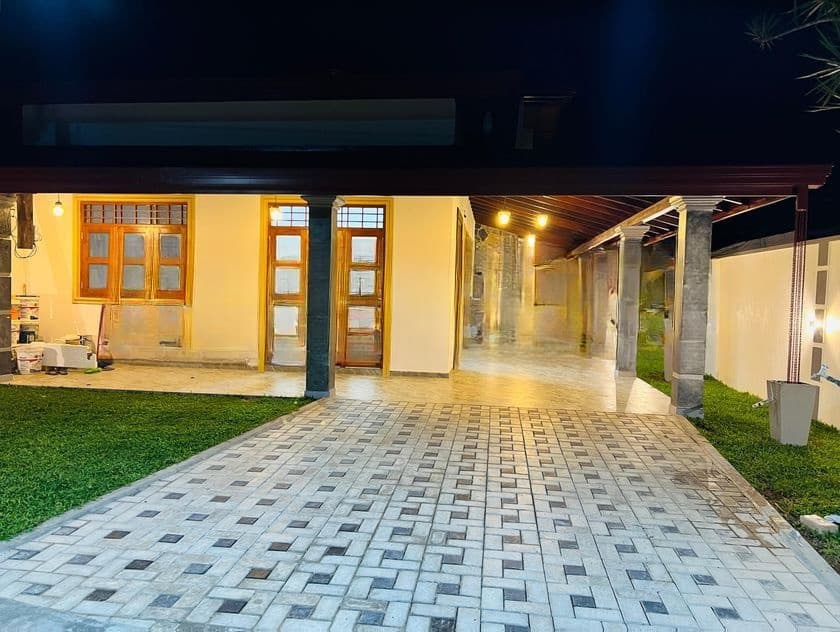 Brand New solid Modern super luxury House-piliyandala