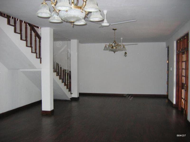 Colombo 07 Bauddhaloka Mawatha 23.64 Perches of Land with a House for Sale