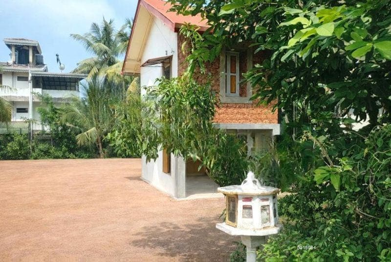 Land with an old house for Sale in Piliyandala town