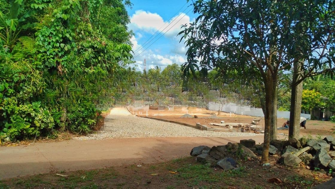Udugampala නගර සීමාවෙන් 244 බස් පාරට නුදුරින් වටිනා බිම් කොටස් කිහිපයක්