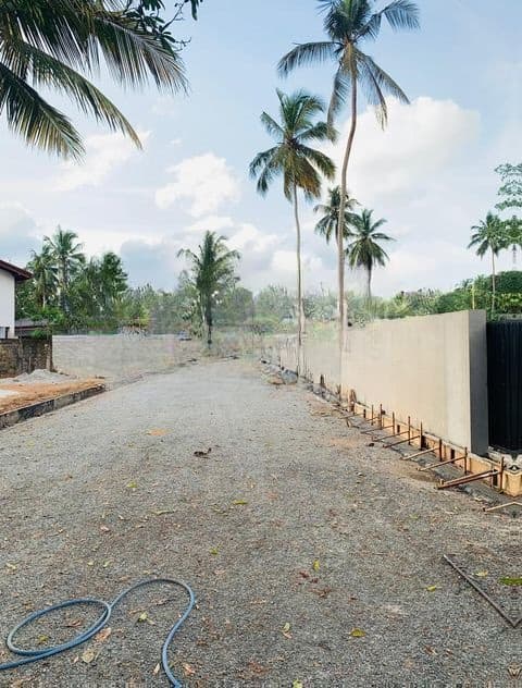 ගම්පහ පර්චස් 9ක ඉඩමක් විකිණීමට