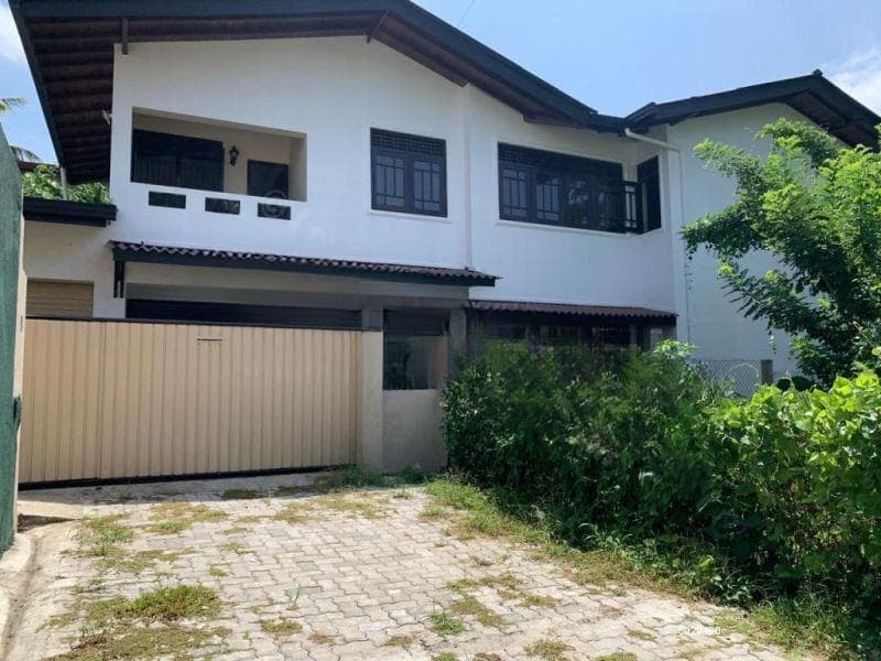 Athurugiriya Moratuwahena Road 04 Bed rooms house on 23.5 perches of land for sale
