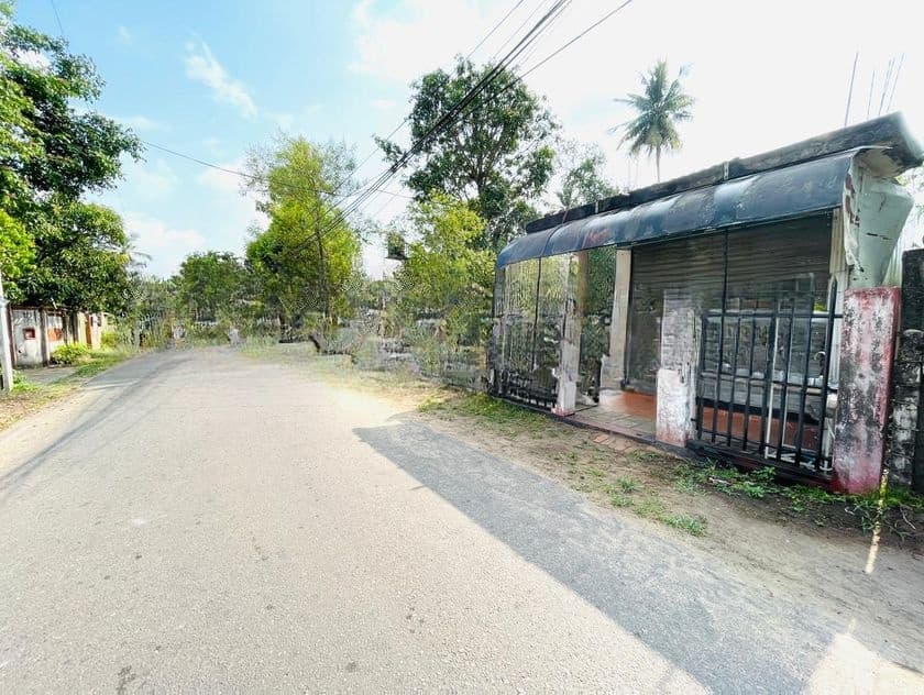 19.70perch main road facing Land for sale in raddoluwa