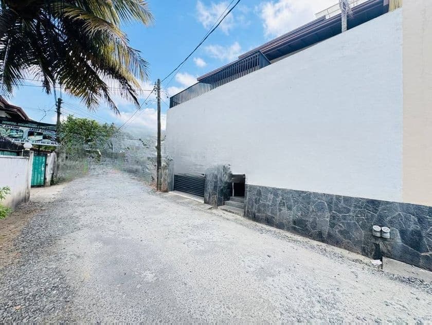 Solid House in Very convenient Location Nugegoda Wijerama For Sale